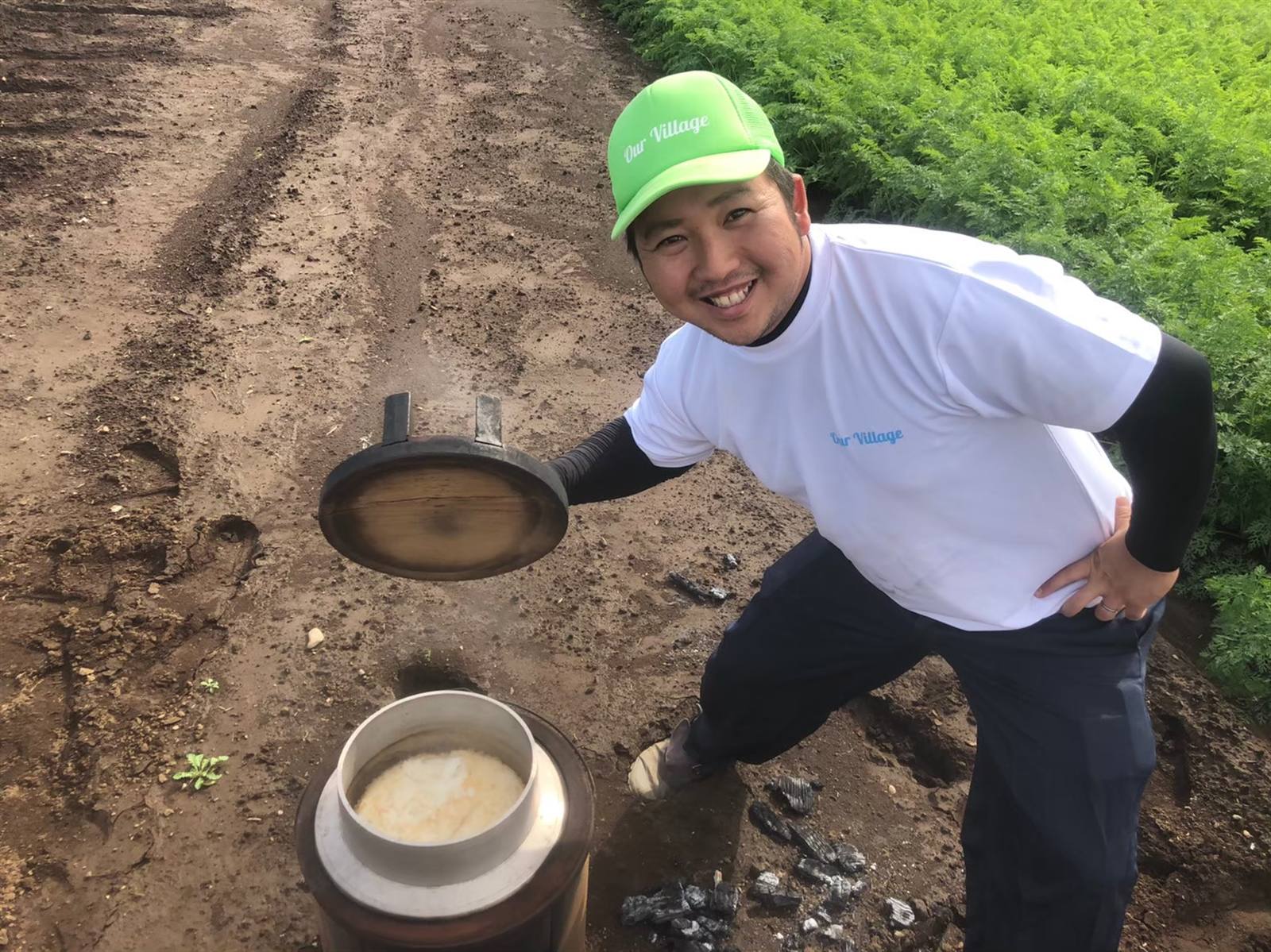 体験イベントで羽釜のご飯を囲み、笑顔を見せるスタッフ